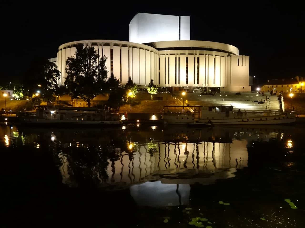 Opera Nova w Bydgoszczy nocą.